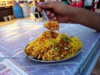 Bhel_Puri_at_Juhu_Beach.webp