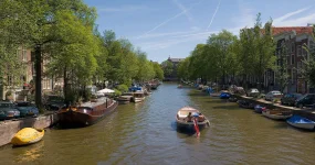 Amsterdam_Canals_-_July_2006.webp